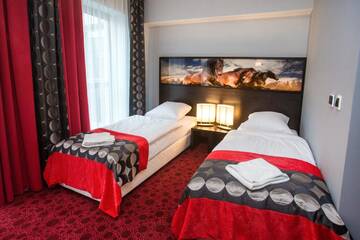 Фото номера Двухместный номер с 2 отдельными кроватями и балконом Отель Hotel Zimowit г. Жешув 3